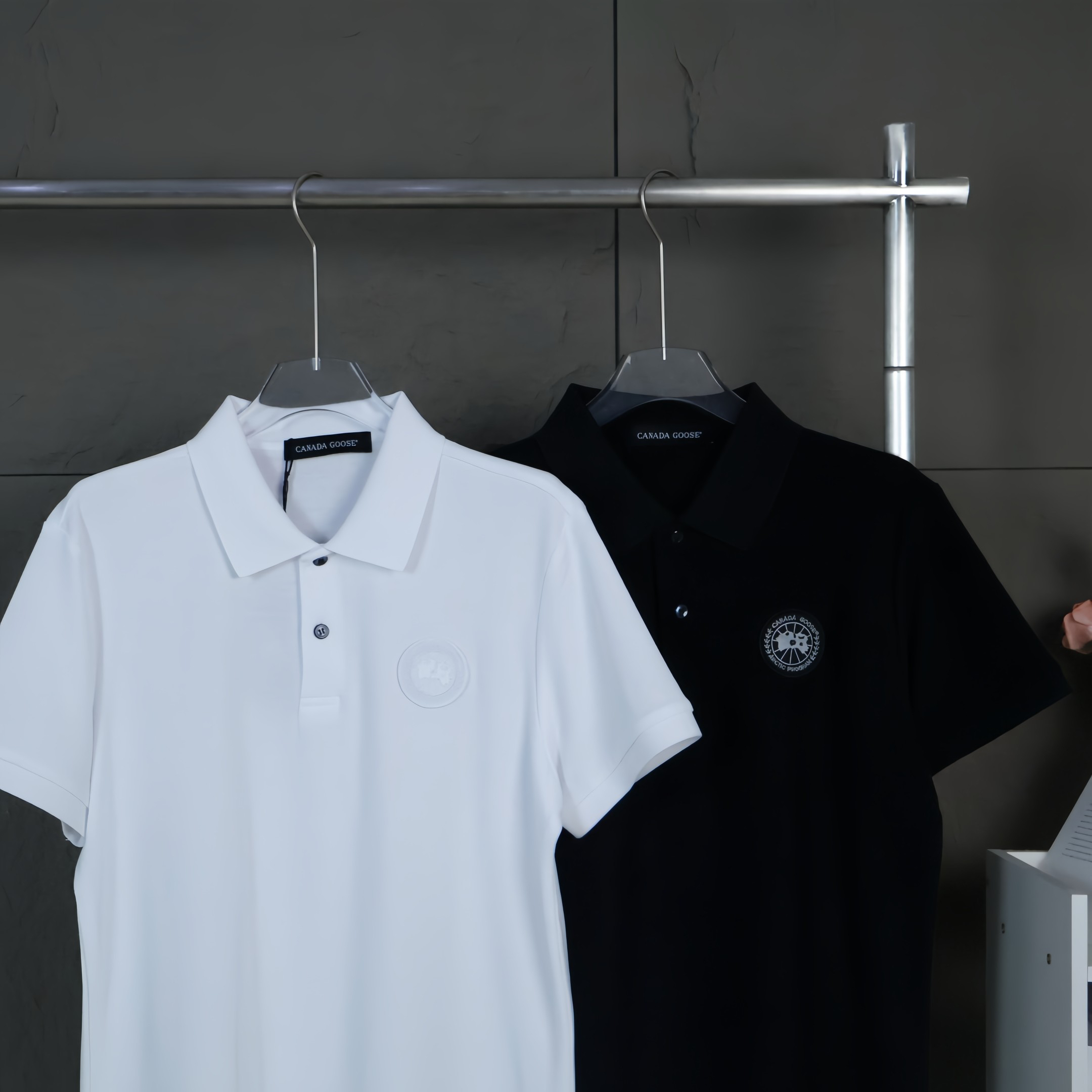 カナダグース「Canada Goose」Beley メンズ ブラック＆ホワイトロゴ ショートスリーブTシャツ