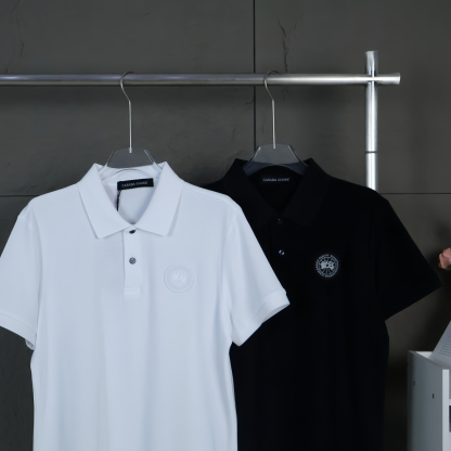 カナダグース「Canada Goose」Beley メンズ ブラック＆ホワイトロゴ ショートスリーブTシャツ