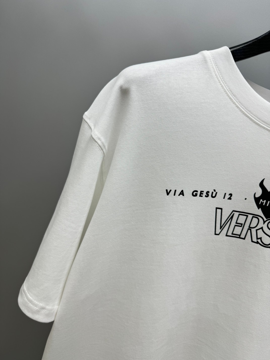 ヴェルサーチ「Versace」VERSA ロゴプリントTシャツ（ユニセックス）
