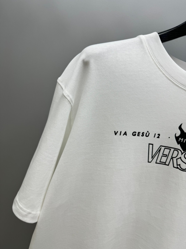 ヴェルサーチ「Versace」VERSA ロゴプリントTシャツ（ユニセックス）