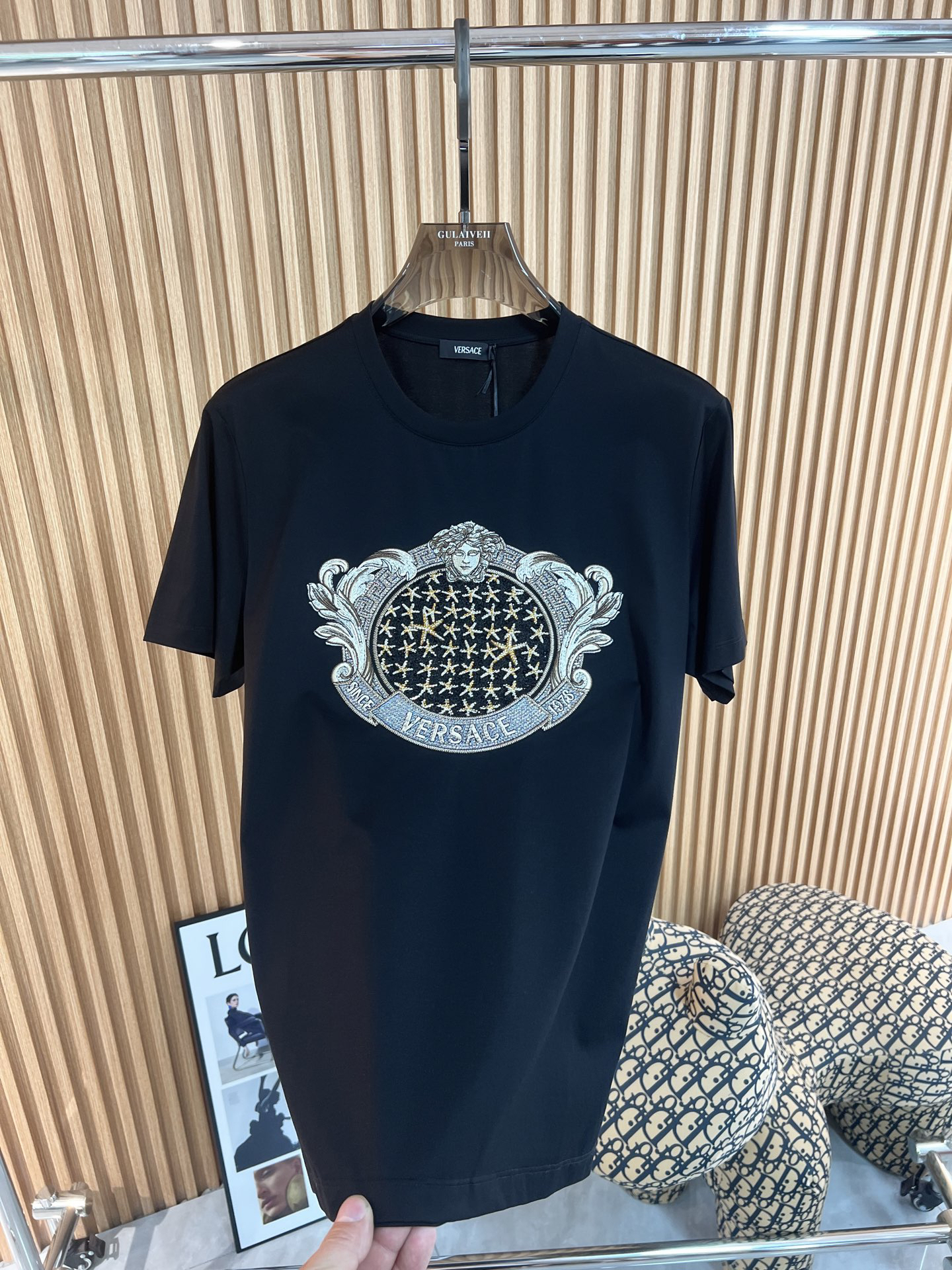 ヴェルサーチ「Versace」2025SS プレミアム刺繍Tシャツ