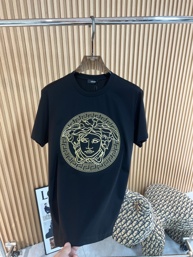 ヴェルサーチ「Versace」2025SS メドゥーサ1978 ハイジュエリー刺繍Tシャツ