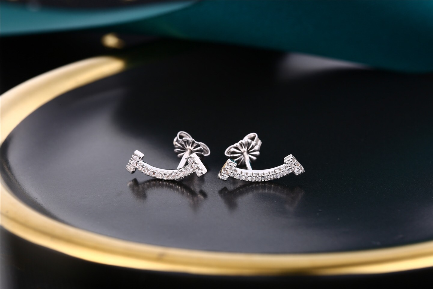 ティファニー「Tiffany & Co.」T Smile シリーズ ダイヤモンドイヤリング