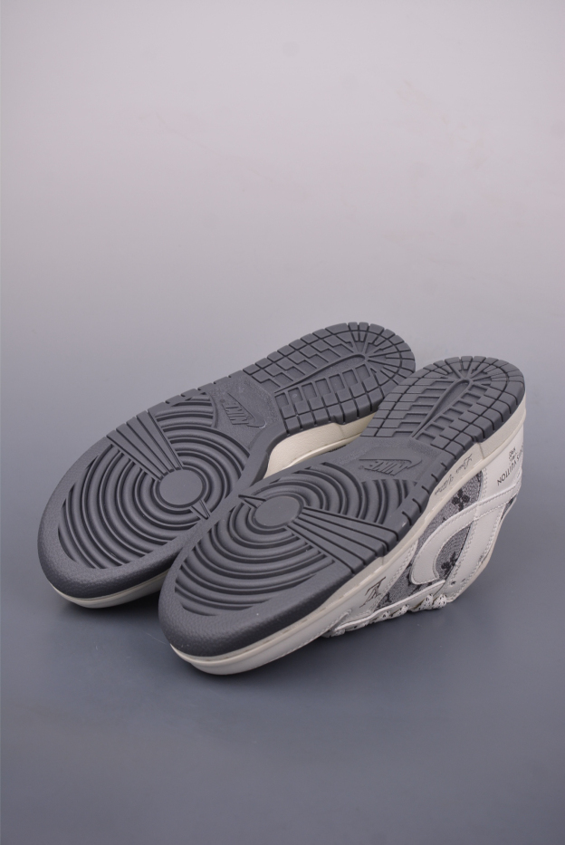 ルイ・ヴィトン「Louis Vuitton」Nike SB Dunk Low ホワイト スニーカー