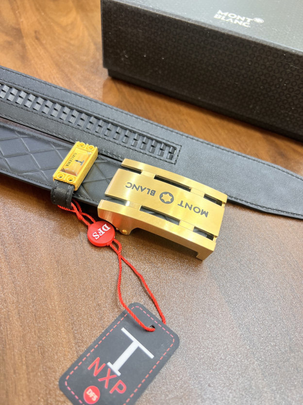 ヴァン クリーフ＆アーペル「Van Cleef & Arpels」クラシックコレクション オートマチックバックル レザーベルト100cm