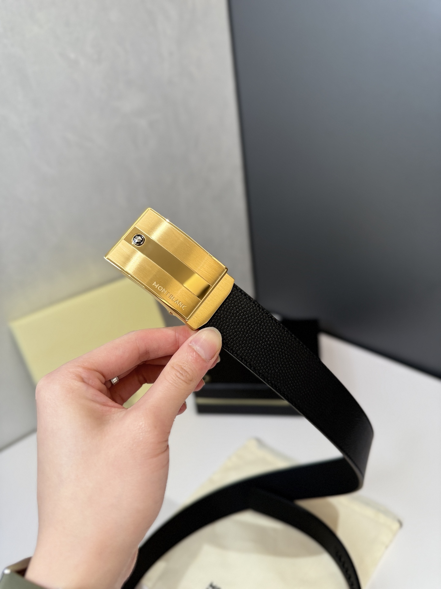 ヴァン クリーフ＆アーペル「Van Cleef & Arpels」クラシックコレクション オートマチックスムースバックル レザーベルト100cm