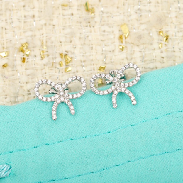 ティファニー「Tiffany & Co.」18Kゴールド リボンスタッドピアス