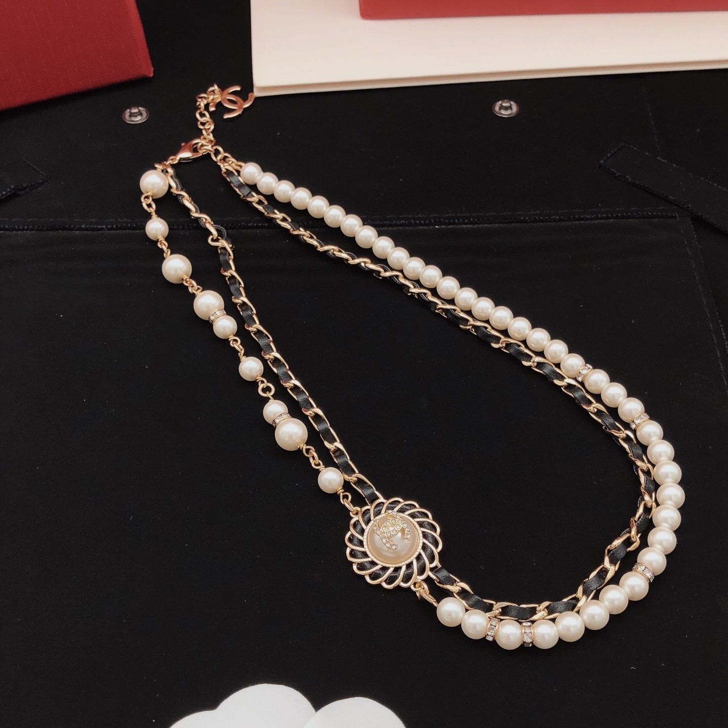 シャネル「Chanel」ダブルレイヤーレザーネックレス