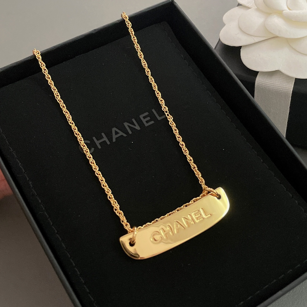 シャネル「Chanel」レタープレートネックレス