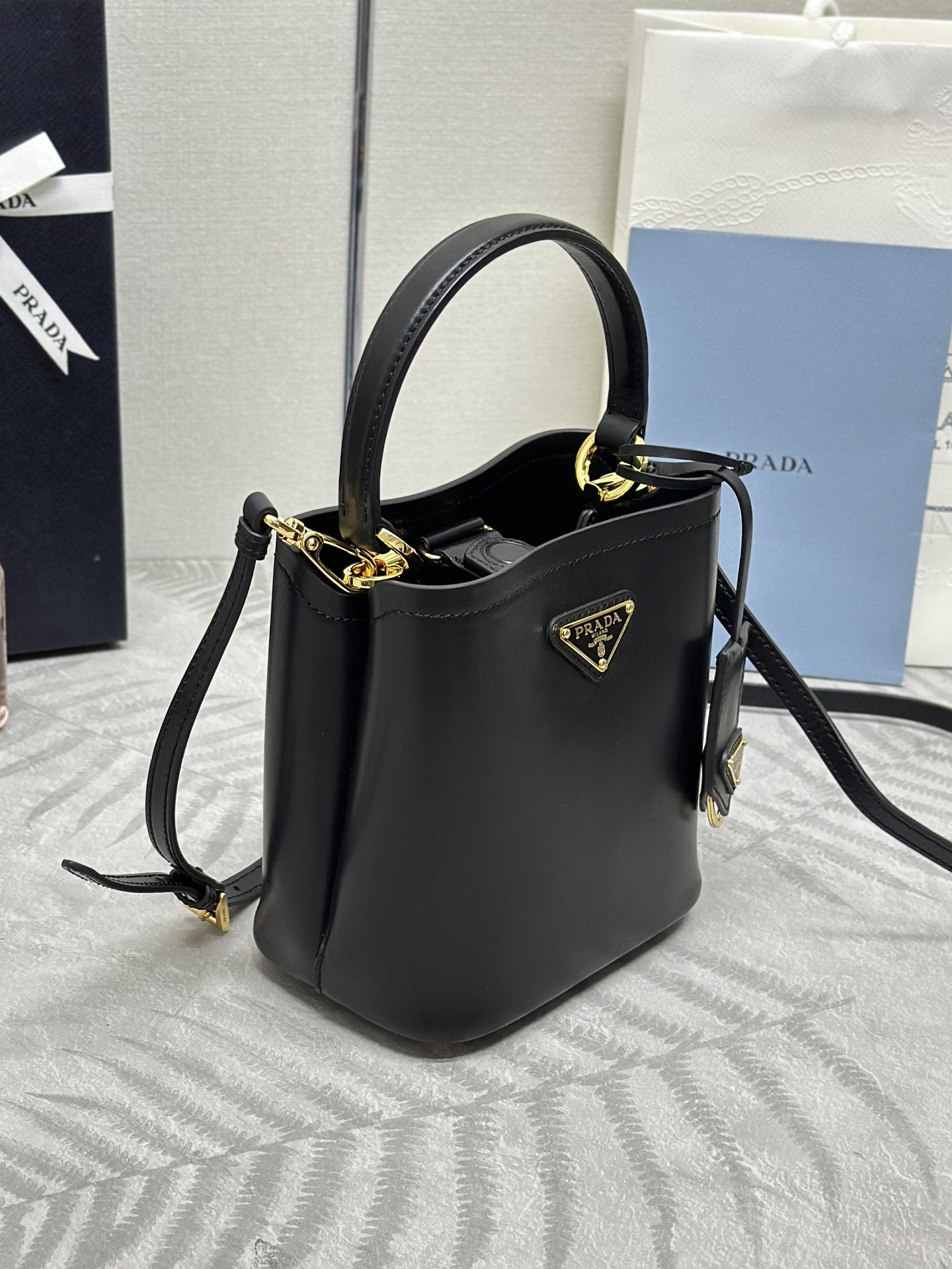 プラダ「Prada」パニエ バッケットバッグ