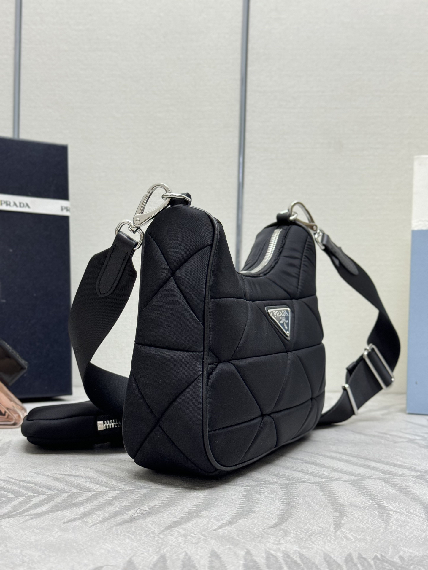 プラダ「Prada」 レ・ミニマ ナイロン ショルダーバッグ