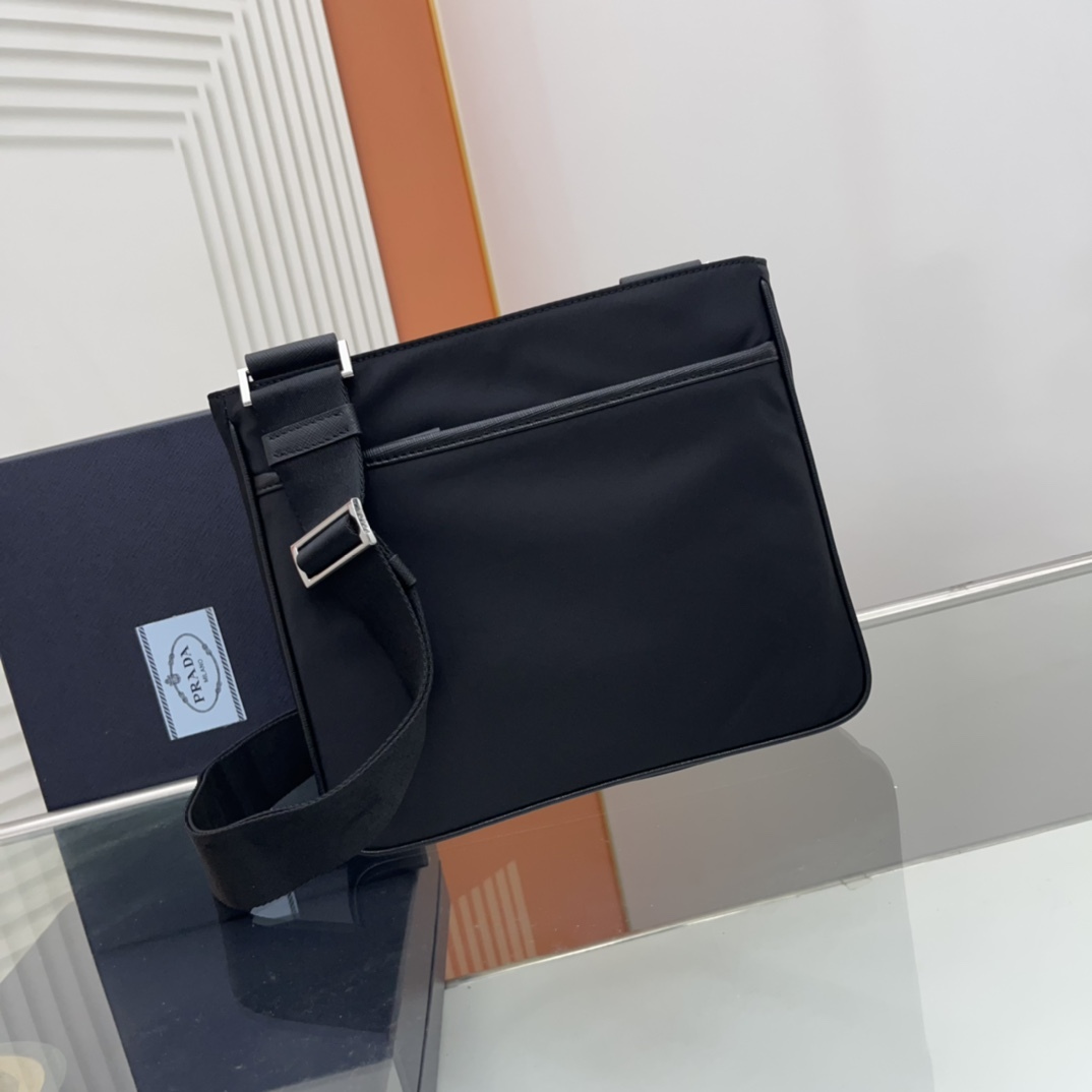 プラダ「Prada」 モダンニロン メッセンジャーバッグ