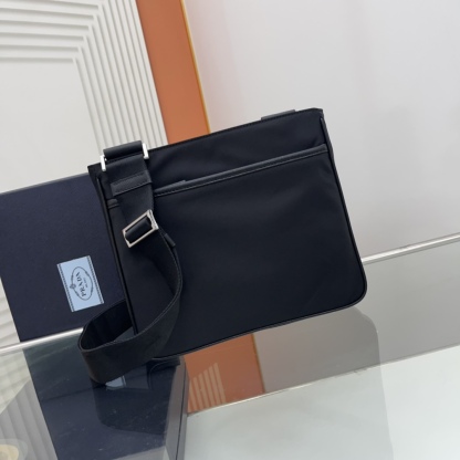 プラダ「Prada」 モダンニロン メッセンジャーバッグ