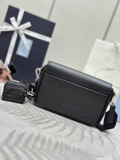 プラダ「Prada」サフィアーノ レザー フラップ ショルダーバッグ