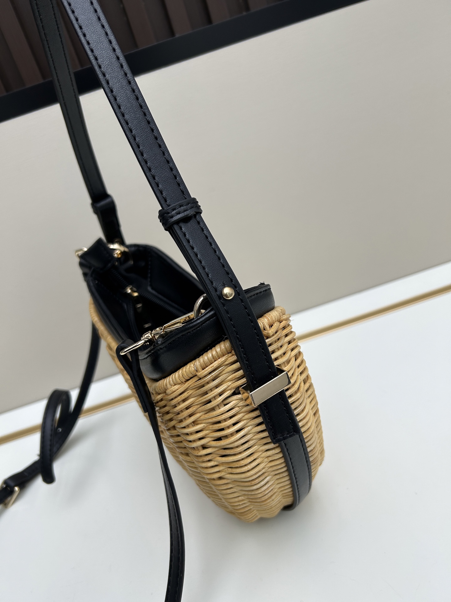 プラダ「Prada」ブレイド ラフィア ミニバッグ