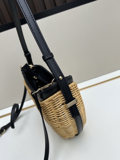 プラダ「Prada」ブレイド ラフィア ミニバッグ