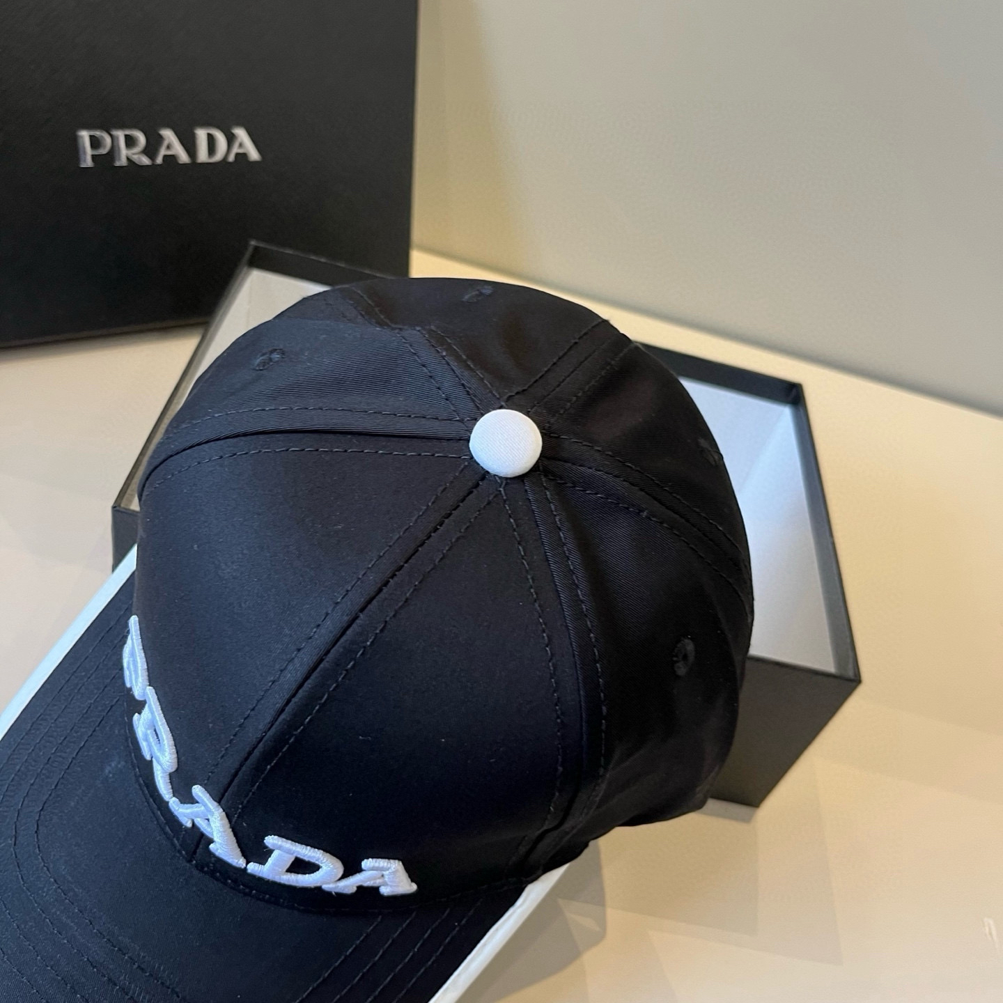 プラダ「Prada」Re-Nylon クラシック ベースボールキャップ