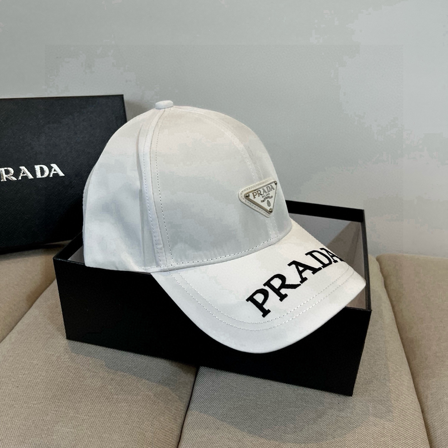 プラダ「Prada」Re-Nylon クラシック ベースボールキャップ