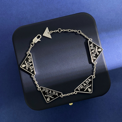 プラダ「Prada」プラダ トライアングルロゴ ドリップペイント ブレスレット ユニセ-ISETAN PRESTIGE CURATED