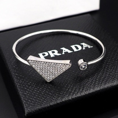プラダ「Prada」プラダ トライアングルロゴ フルダイヤモンド ブレスレット