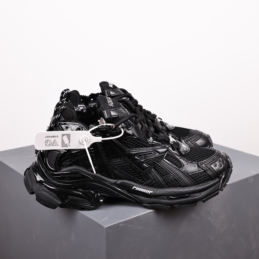 バレンシアガ「Balenciaga」Runner デストロイ ディテール ランニングシューズ