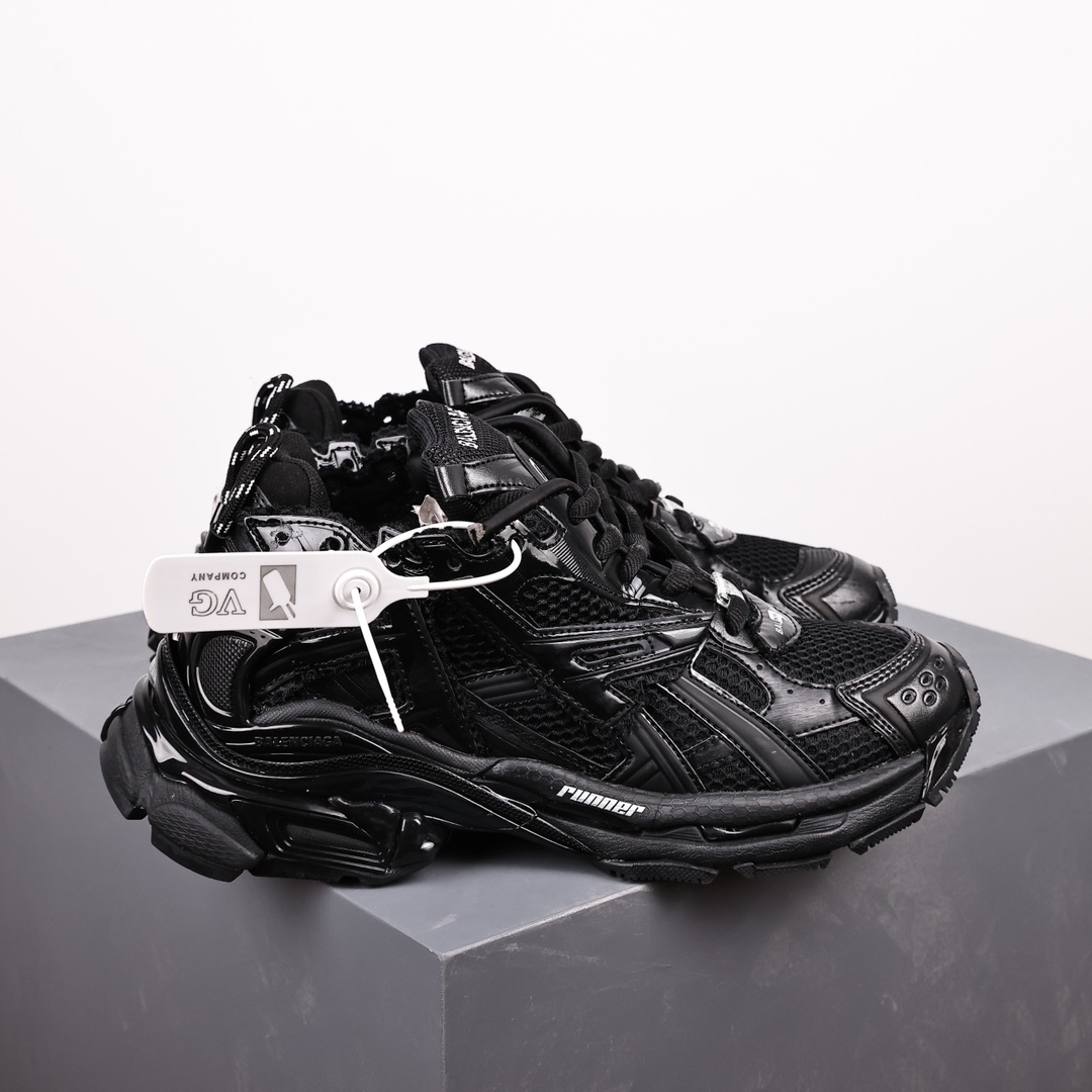 バレンシアガ「Balenciaga」Runner デストロイ ディテール ランニングシューズ
