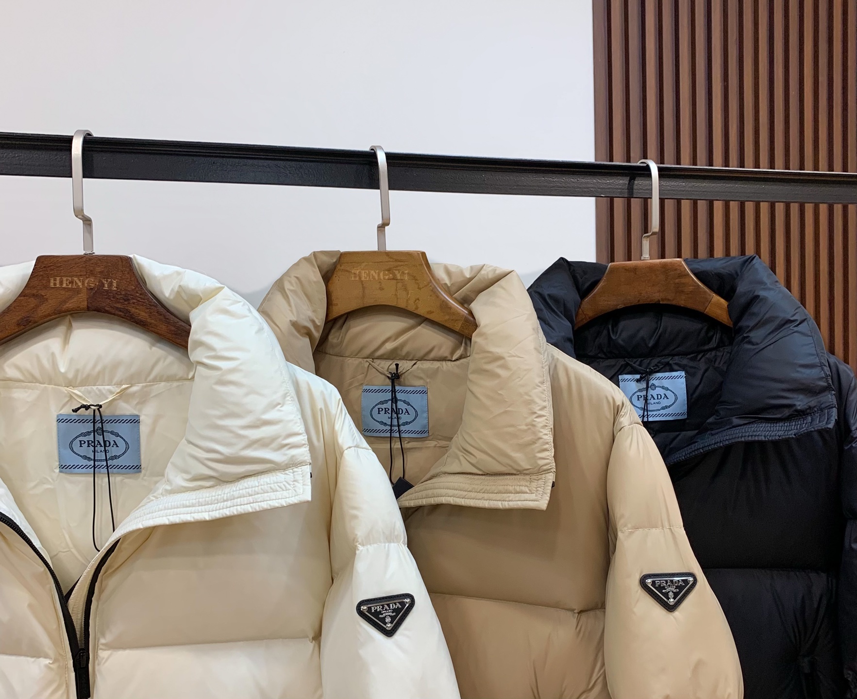 プラダ「Prada」秋冬ダウンジャケット スタンドカラー