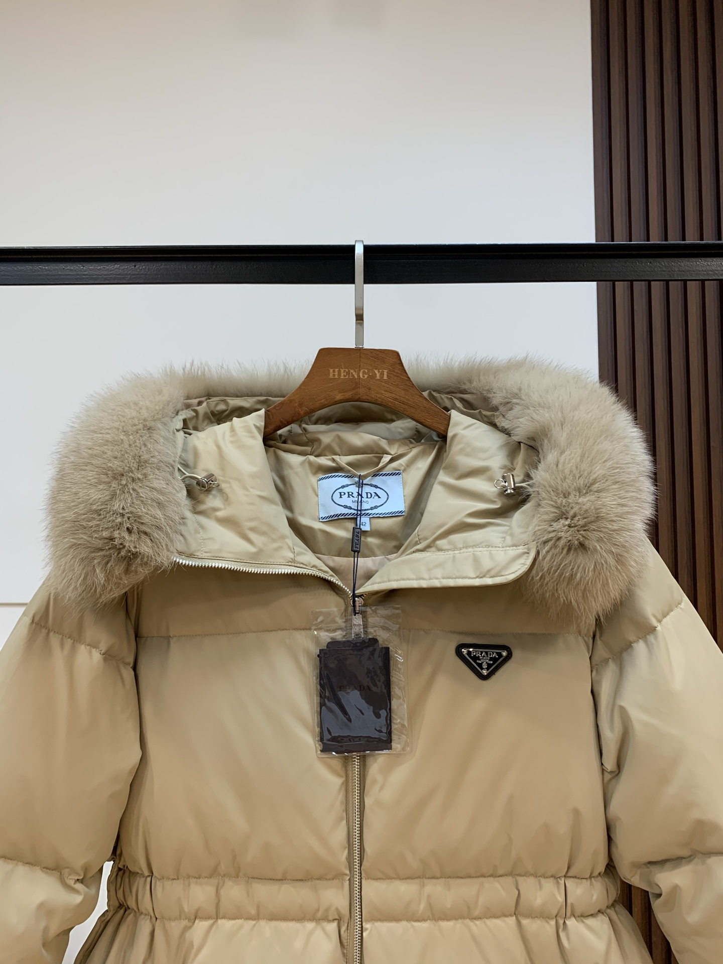 プラダ「Prada」冬の新作 フード付きダウンジャケット