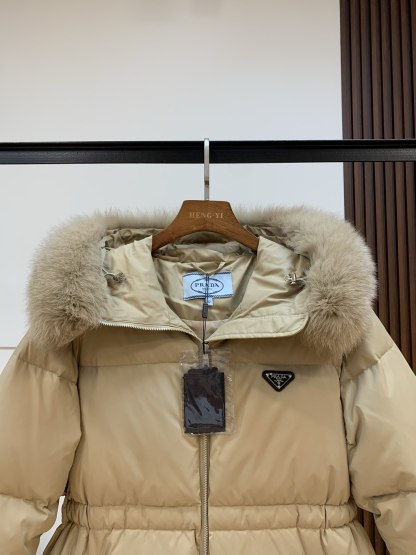プラダ「Prada」冬の新作 フード付きダウンジャケット