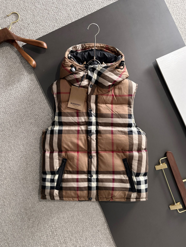 バーバリー「Burberry」 冬の新作 フード付き男性のダウンジャケット