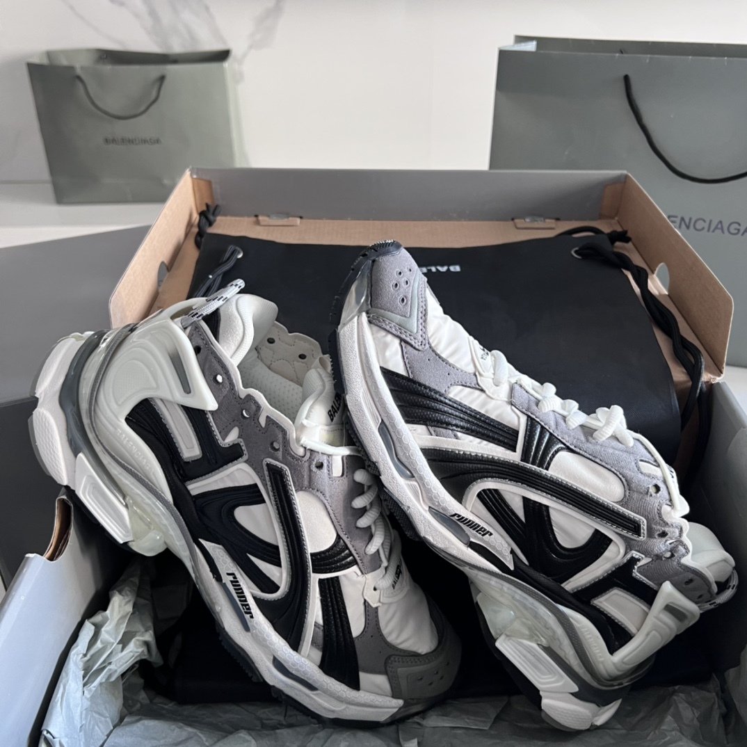 バレンシアガ「Balenciaga」Paris 7.5 Runner Grafhti スニーカー
