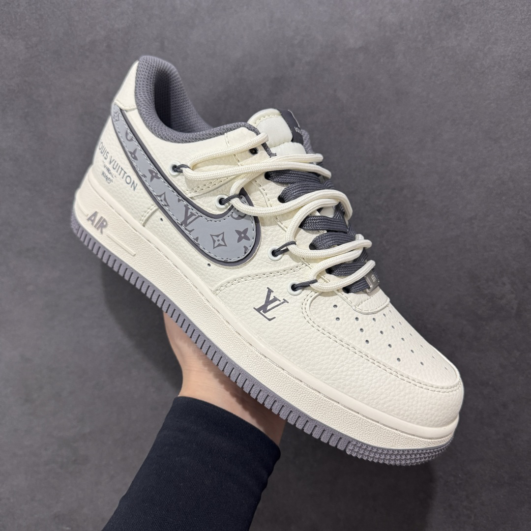 「コラボモデル」Louis Vuitton x Nike カスタムカラー スニーカー