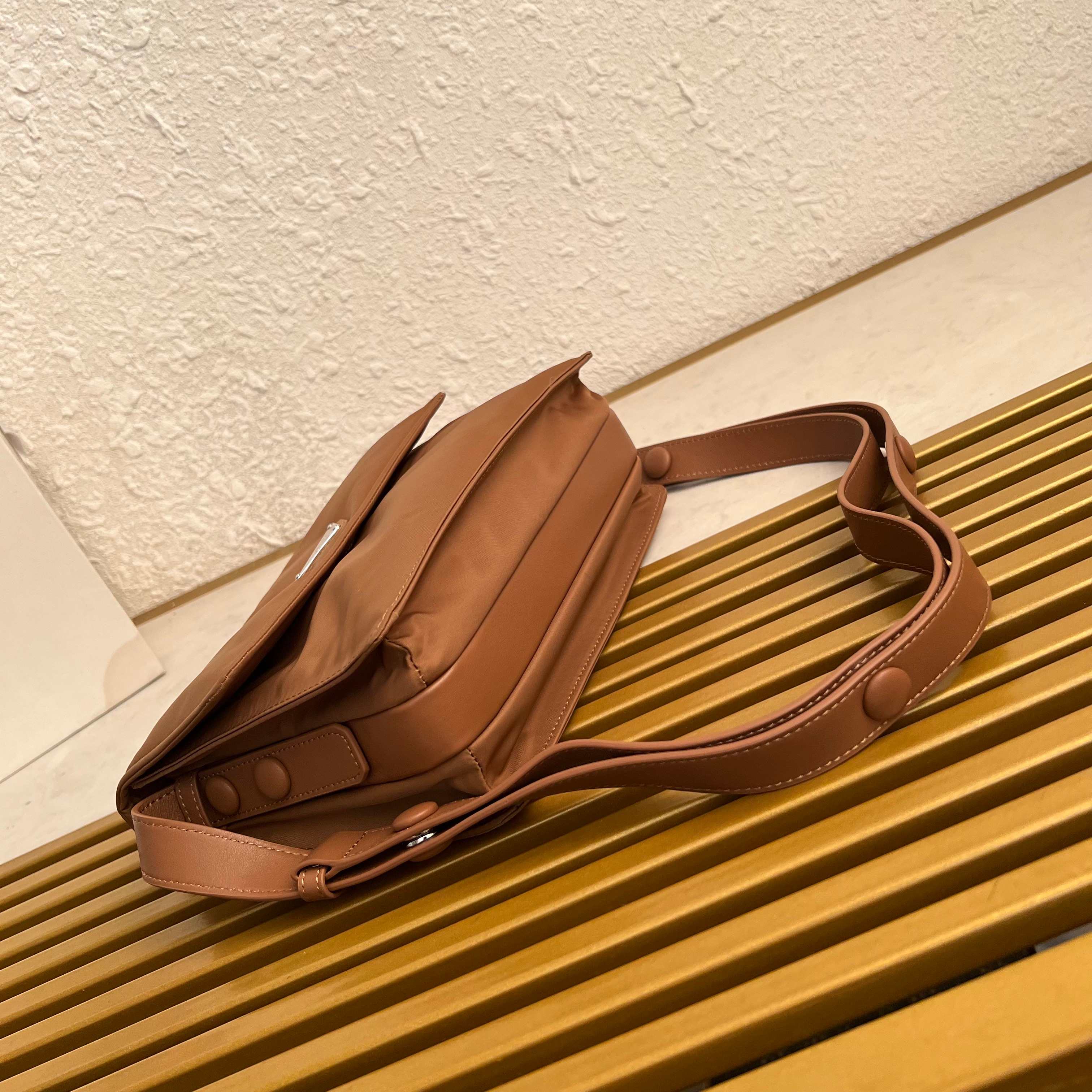 プラダ「Prada」リュクス リニューアルナイロン ショルダーバッグ