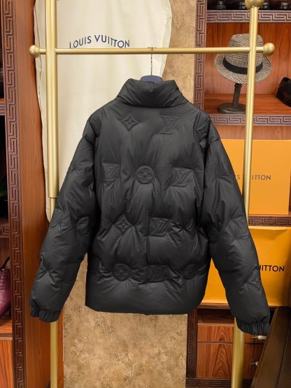 ルイ・ヴィトン「Louis Vuitton」 MONOGRAM BOYHOOD レリーフダウンジャケット