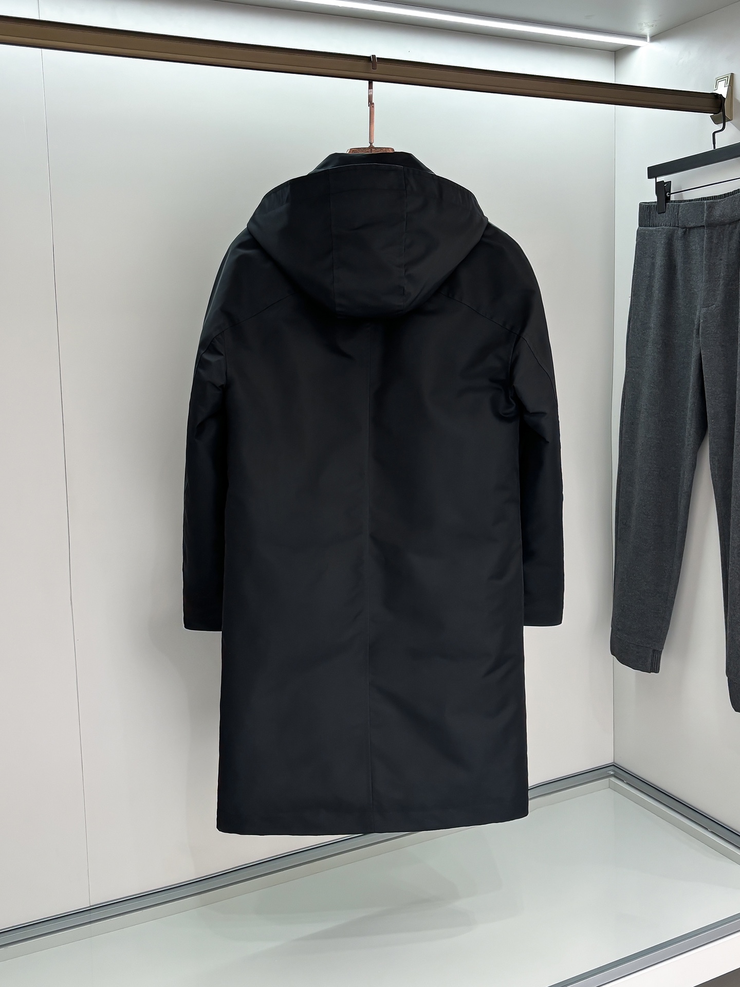 ルイ・ヴィトン「Louis Vuitton」24 FW秋冬新作ブラックナイロン素材取り外し可能な連帽ダウン