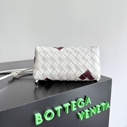 ボッテガ・ヴェネタ「Bottega Veneta」Concert Pouch レザーショルダーバッグ