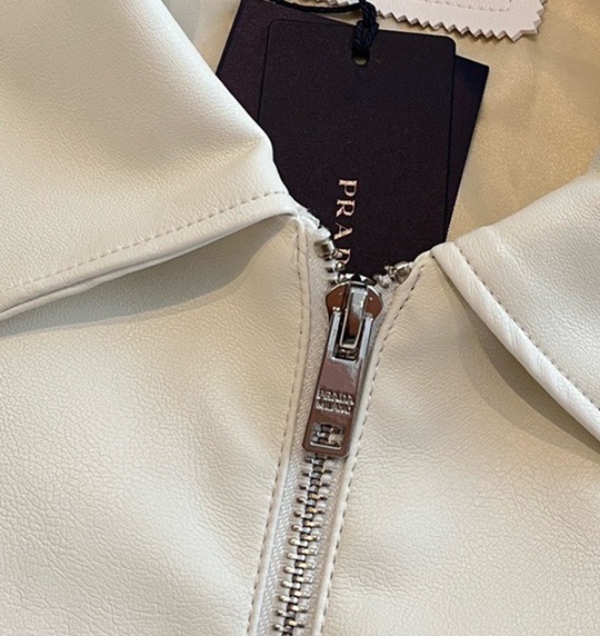 プラダ「Prada」トライアングルロゴ レザージャケット