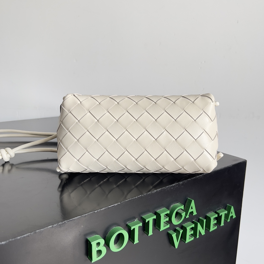 ボッテガ・ヴェネタ「Bottega Veneta」Concert Pouch レザーショルダーバッグ