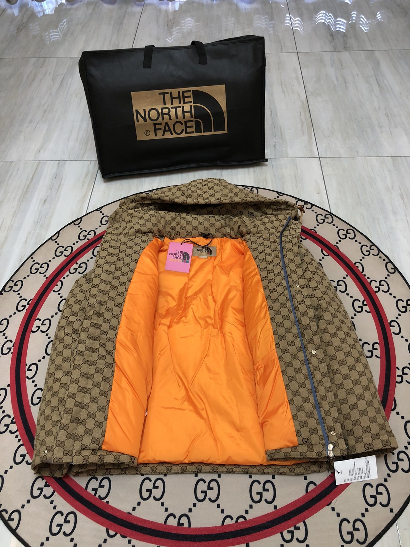 「コラボモデル」The North Face × Gucci モノグラム ダウンジャケット