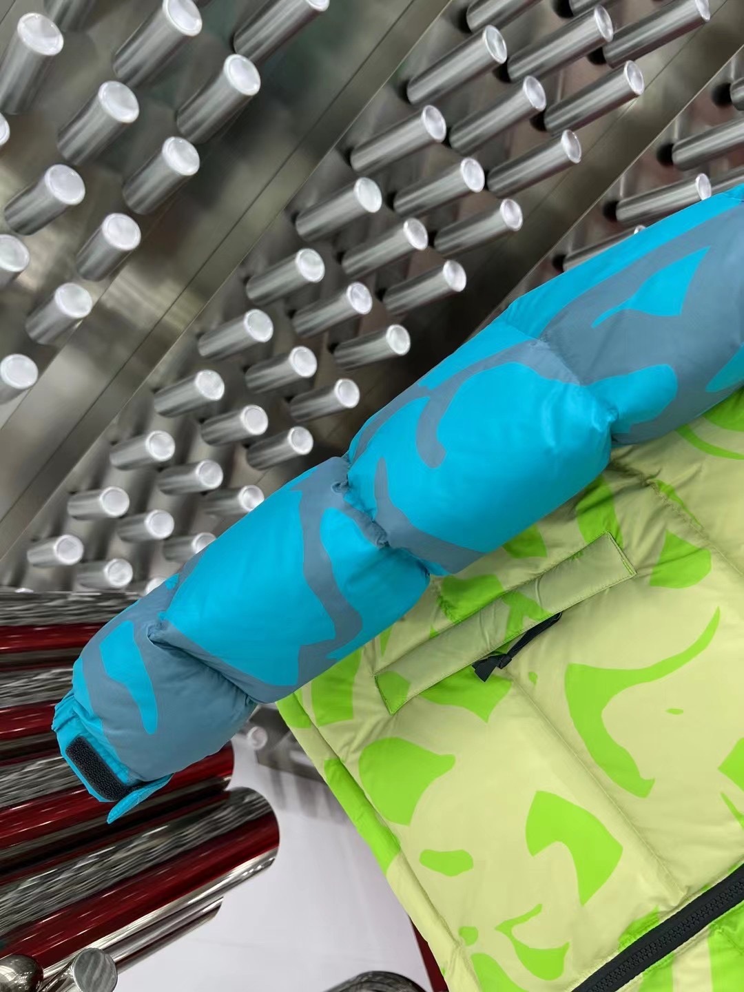 「コラボモデル」The North Face × KAWS コラボレーション Nuptse 1996 ダウンジャケット