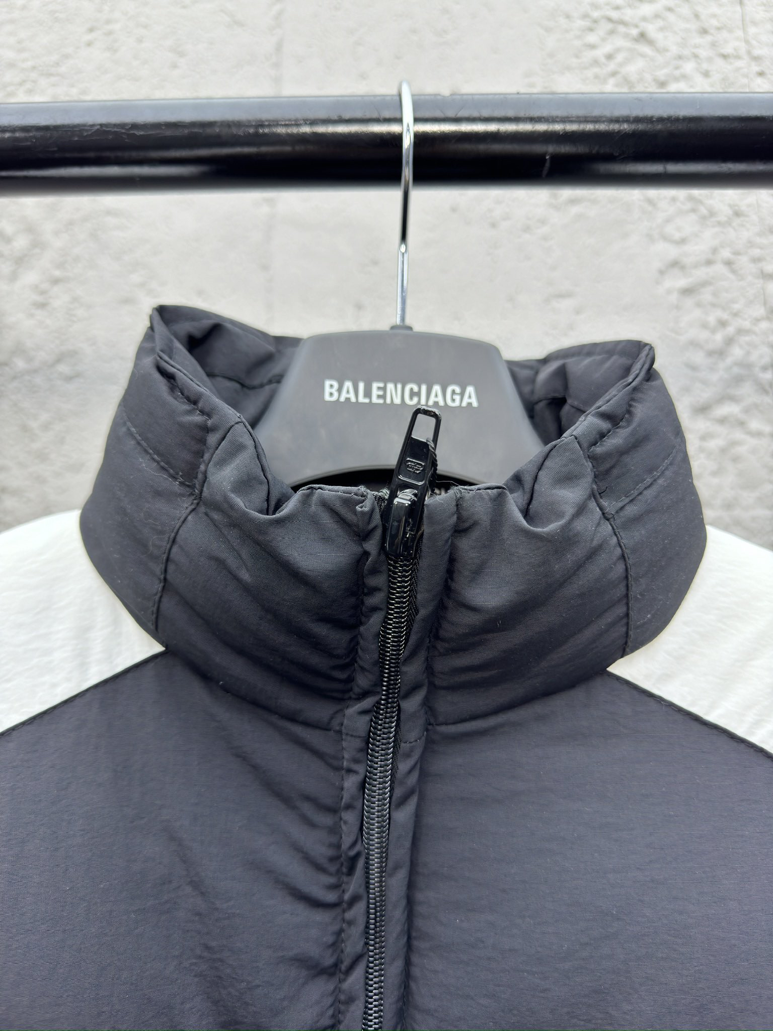 バレンシアガ「Balenciaga」‌BALENCIAGA × MANCHESTER UNITED 10番 パッチワーク サッカーダウンジャケット