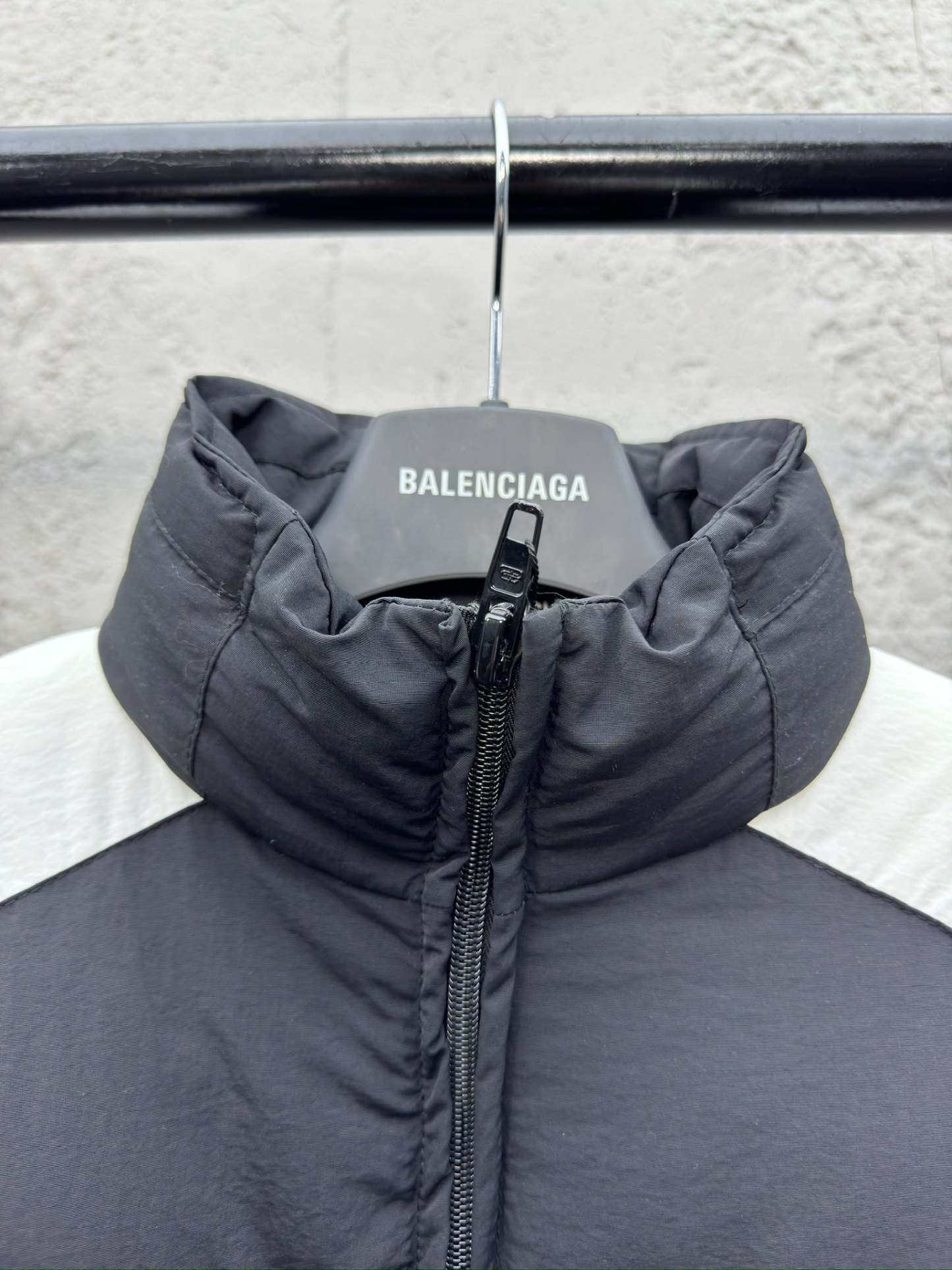 バレンシアガ「Balenciaga」‌BALENCIAGA × MANCHESTER UNITED 10番 パッチワーク サッカーダウンジャケット