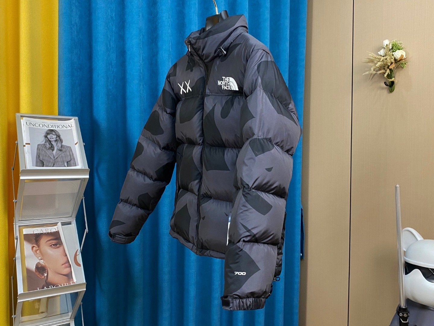 「コラボモデル」THE NORTH FACE × KAWS コラボレーション 1996 ダウンジャケット