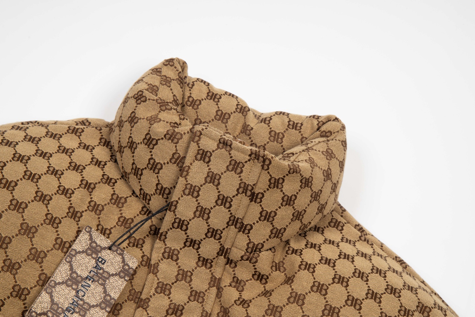 バレンシアガ「Balenciaga」‌ダブルB フルプリント ダウンジャケット