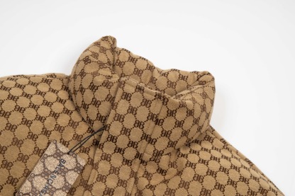 バレンシアガ「Balenciaga」‌ダブルB フルプリント ダウンジャケット