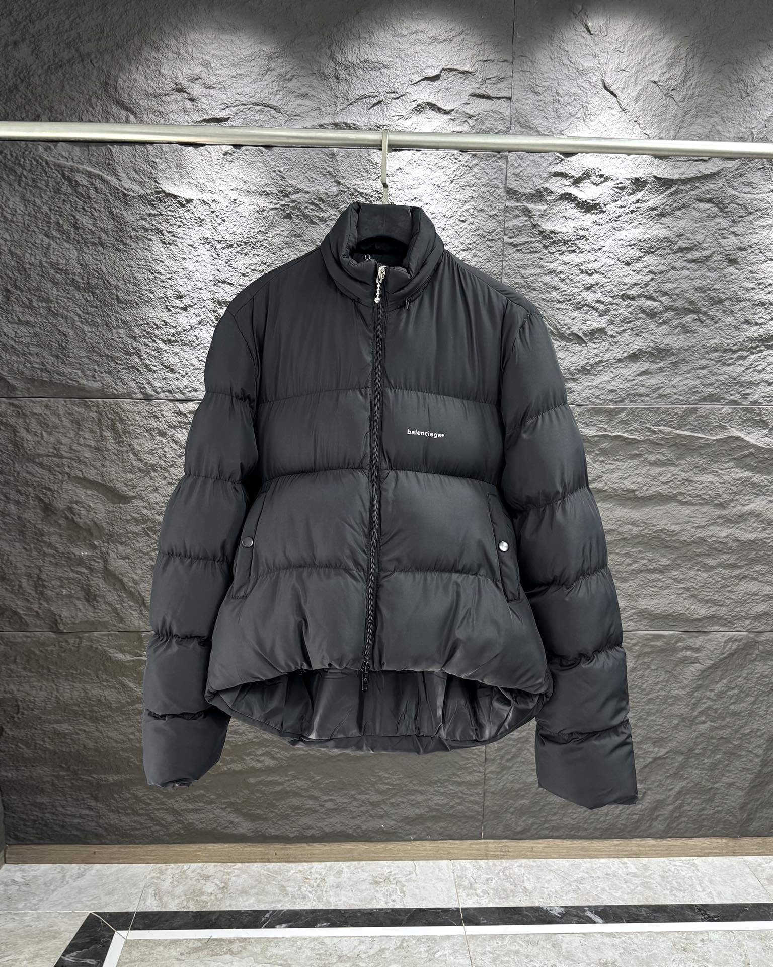 バレンシアガ「Balenciaga」‌アルファベットプロファイル羽毛