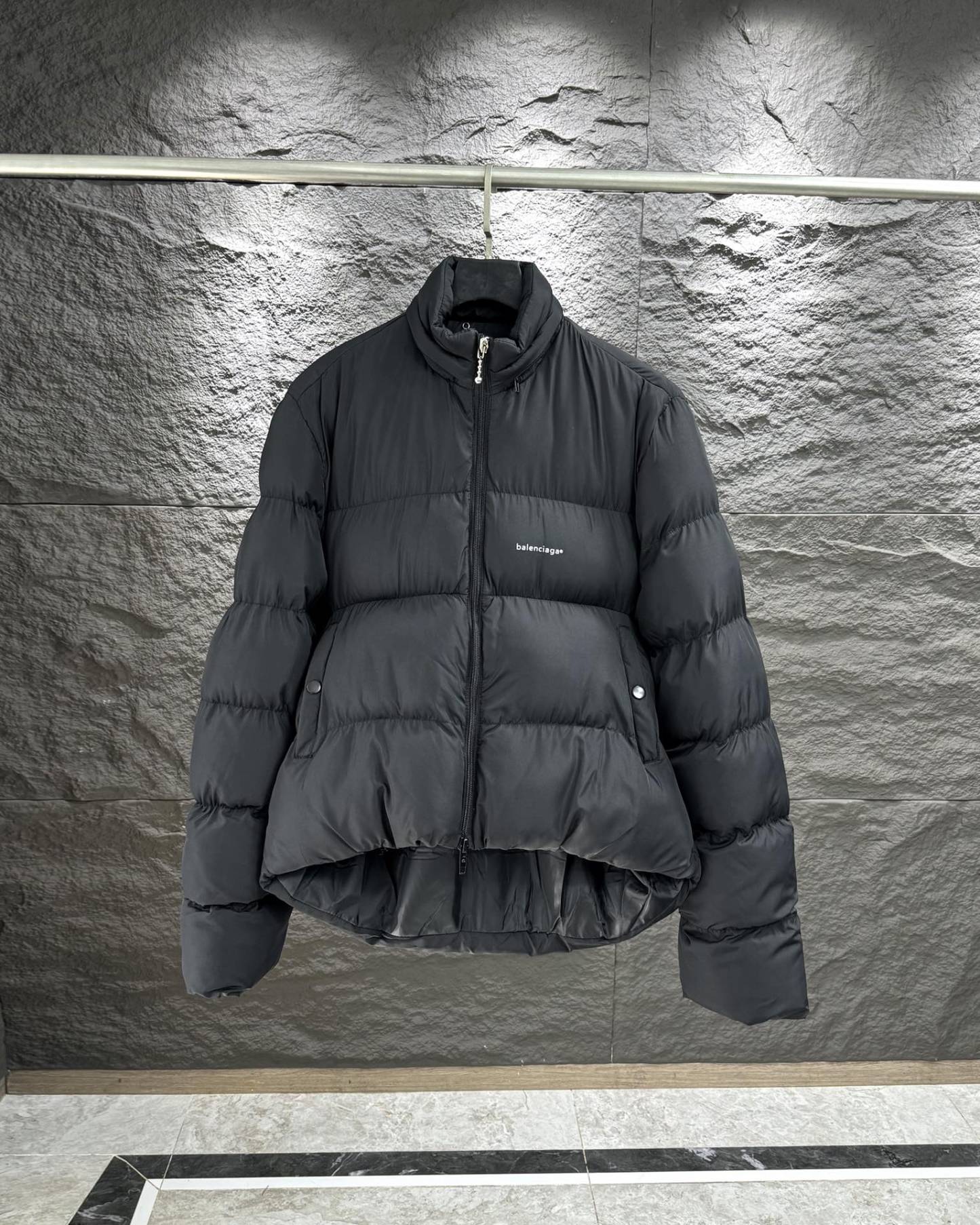 バレンシアガ「Balenciaga」‌アルファベットプロファイル羽毛