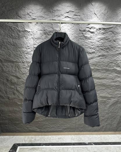 バレンシアガ「Balenciaga」‌アルファベットプロファイル羽毛