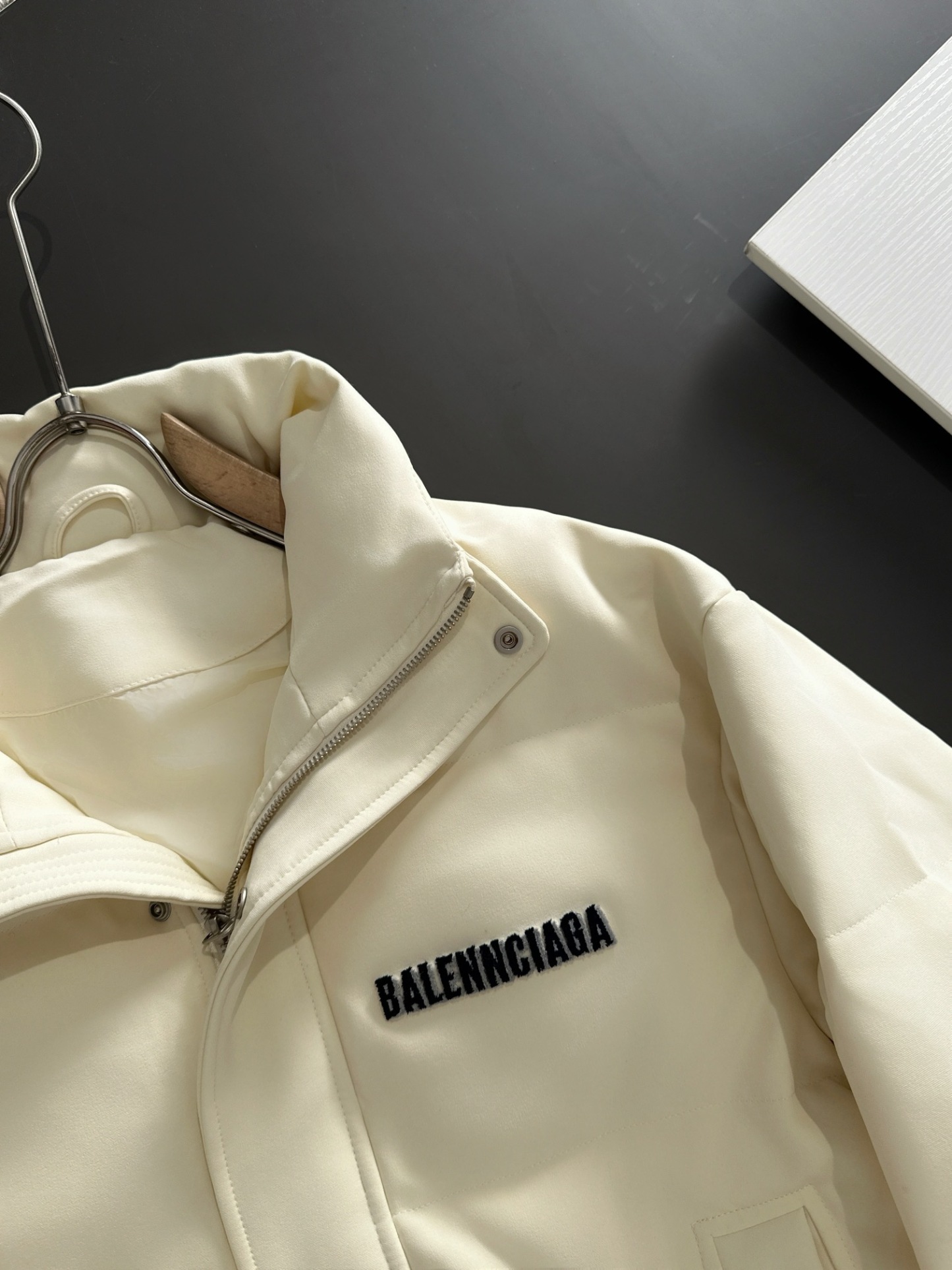 バレンシアガ「Balenciaga」‌2024秋冬最新バーチカルネックダウンジャケット