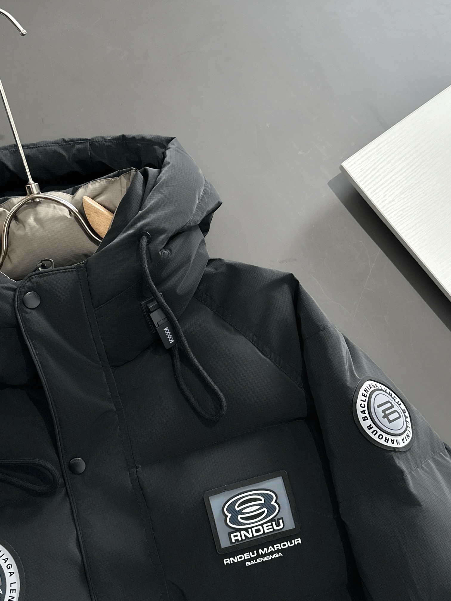 バレンシアガ「Balenciaga」‌2024秋冬最新ダウンジャケット